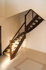 8 Zadlabané schodiště, zábradlí typ A4, materiál buk mořený