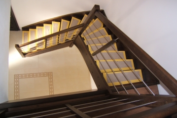 8 Zadlabané schodiště, zábradlí typ A4, materiál buk mořený