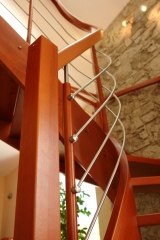 1 Zadlabané schodiště, zábradlí typ A5, materiál buk mořený