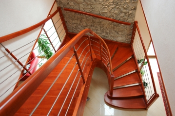 1 Zadlabané schodiště, zábradlí typ A5, materiál buk mořený