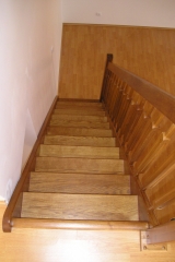 12 Zadlabané schodiště, zábradlí typ A1, materiál dub mořený