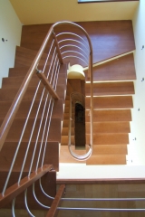 29 Obklad schodiště - stupnice, ohybníkové zábradlí C1, materiál buk mořený