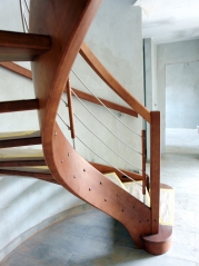 3 Spirálové zadlabané schodiště, zábradlí typ A5, materiál dub mořený