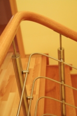 31 Obklad schodiště - stupnice, podstupnice a lišty, zábradlí typ D1, materiál dub