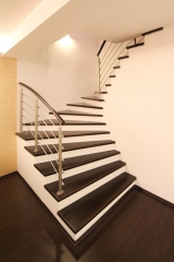 49 Obklad schodiště - stupnice, zábradlí typ D1, materiál buk mořený