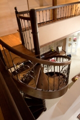 52 Vřetenové schodiště se zadlabáných schodnicí, zábradlí typ A13, materiál buk mořený