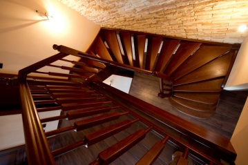54 Rustikální zadlabané schodiště, zábradlí typ A13, materiál dub mořený