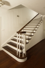 55 Obklad schodiště - americký styl - stupnice, podstupnice, schodnice, zábradlí atyp, materiál jasan mořený