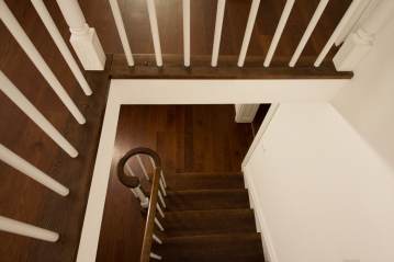 55 Obklad schodiště - americký styl - stupnice, podstupnice, schodnice, zábradlí atyp, materiál jasan mořený